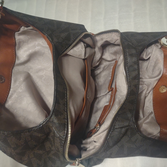 Authentic Michael Kors Fulton Brown Signature Leather. used in good condition - Picture 8 of 11